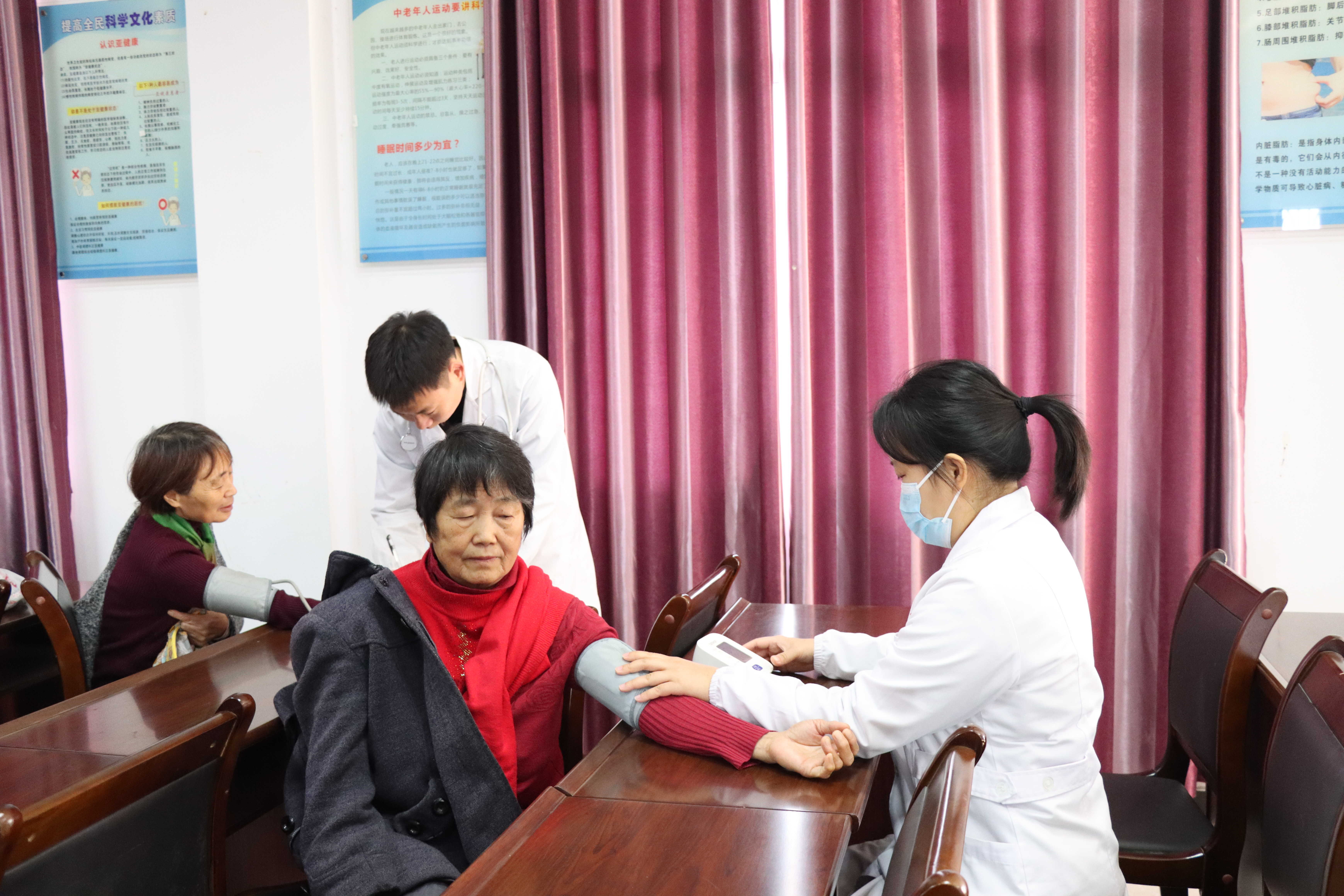 3.爱心义诊.JPG